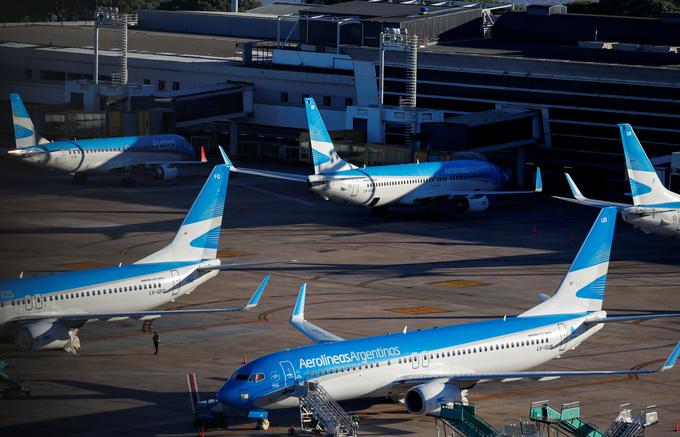 Aerolineas Argentinas se je leta 2008 že drugič znašla v državni lasti, zdaj pa jo z namenom nižanja stroškov želijo združiti s podružnico Austral. | Foto: Reuters