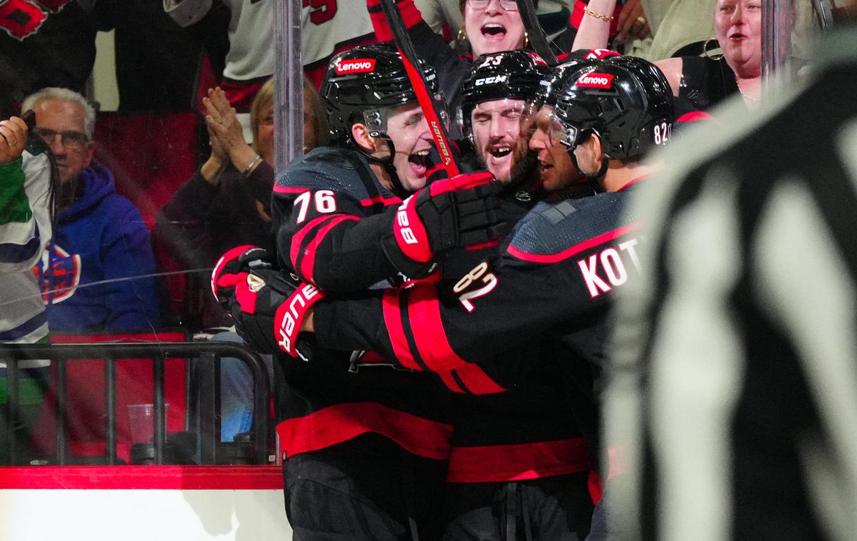 Carolina Hurricanes | Hokejisti Carolina Hurricanes so se uvrstili v konferenčni polfinale. | Foto Reuters