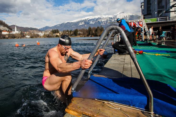 Luka Turk Turk februarja 2017 v Blejskem jezeru z manj kot štirimi stopinjami Celzija. | Foto: Grega Valančič/Sportida