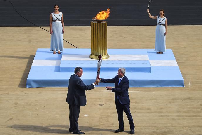 Atene - prižig olimpijskega ognja za Peking 2022 | Na stadionu Panathenaic v Atenah je predsednik Grškega olimpijskega komiteja Spyros Capralos predal olimpijsko plamenico Yu Zaqingu, podpredsedniku Organizacijskega komiteja iger v Pekingu 2022.  | Foto Guliverimage