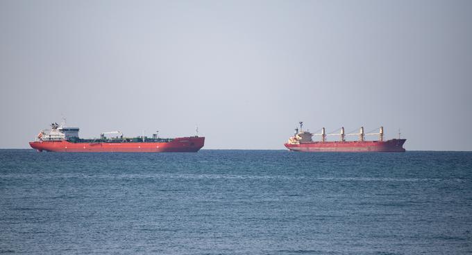 Tanker in tovorna ladja v neposredni bližini pristanišča v Odesi | Foto: Shutterstock