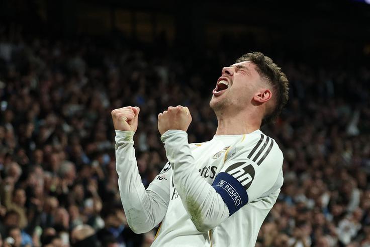 Urugvajec Federico Valvarde je v 42. minuti kronal imeniten polčas še s tretjim zadetkom. Podajo je prispeval Brahim Diaz. | Foto: Reuters