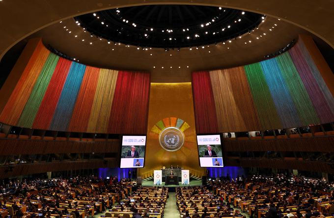 Plenarna dvorana ZN je bila okrašena s pisanimi barvami, ki promovirajo cilje trajnostnega razvoja, kar je Erdogan povezal z mavrično zastavo, ki simbolizira gibanje za pravice LGBT+. | Foto: Reuters