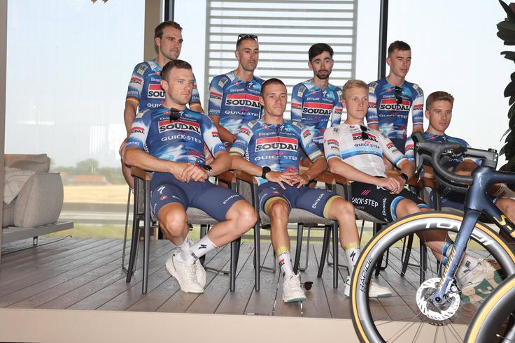 Ekipa Soudal Quick-Step za TDF: Remco Evenepoel, Mattia Cattaneos, Pascal Eenkhoorn, Tim Merlier, Valentin Paret-Peintre, Maximilian Schachmann, Bert van Lerbreghe in Ilan van Wilder.  | Foto: Guliverimage