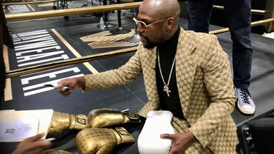 Mayweather se veseli zabave in mastnega čeka