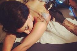 Lady Gaga poleg novega tatuja pokazala še golo zadnjico