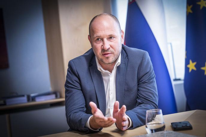 Jernej Vrtovec | Minister za infrastrukturo in energetiko Jernej Vrtovec je pojasnil, da bosta tako kmetijski kot prevozniški sektor deležna pomoči po interventnem zakonu. | Foto Ana Kovač