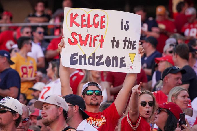 Njeni oboževalci so na tekmo prinesli transparente z napisi, da sta Swiftova in Kelce izjemen par.  | Foto: Reuters