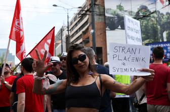 Več tisoč protestnikov pred poslopjem srbske vlade #foto