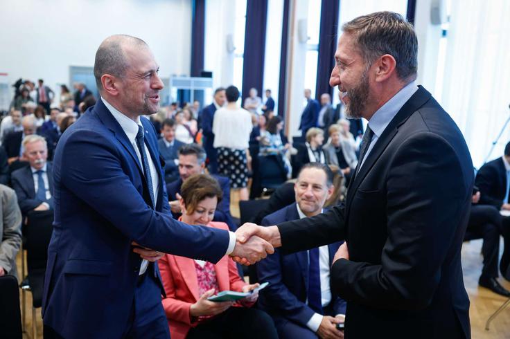 Predsednik nadzornega sveta Združenja bank Slovenije in prvi mož NLB Blaž Brodnjak ter finančni minister Klemen Boštjančič | Foto: Matic Prevc/STA