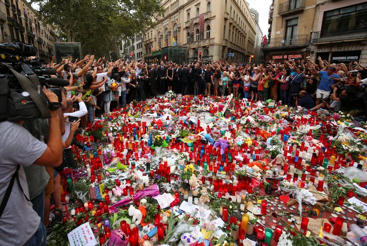 Avgusta lani je bilo v terorističnem napadu v središču Barcelone ubitih 13 ljudi. Napad je izvedlo pet skrajnežev, policija je osumljence ubila v spopadu. | Foto: Reuters