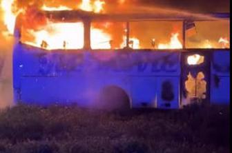 V Srbiji zgorel avtobus podpornika študentskih protestov