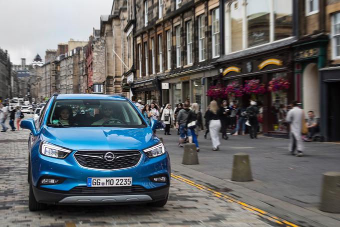 Opel Mokka X je zanesljivi partner vaših potovanj. Znajde se v različnih okoliščinah vožnje. Vijuganje po mesto je z njo prav graciozno. | Foto: 