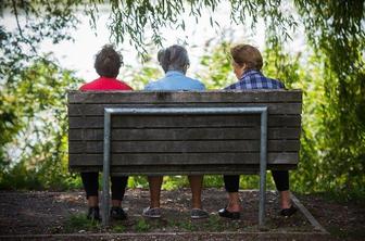 Vodstvo DeSUS podprlo predvideno ukinitev seniorske olajšave pri dohodnini