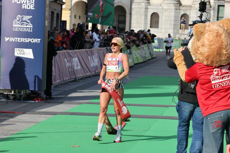 Najhitrejša na polmaratonski razdalji je bila Avstrijka Barbara Bischof (1:20:04), ki je zmagala pred Madžarko Fruzsino Bakonyi. Na tretjem mestu je končala najboljša Slovenka Dora Suljanović (1:21:27). | Foto: Bojan Puhek