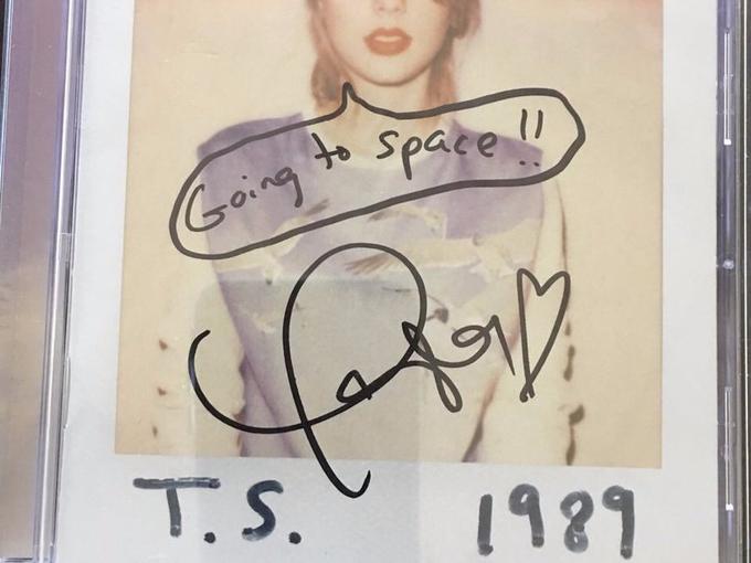Projektu so se že priključili nekateri znani Zemljani - podpisano kopijo svojega albuma 1989 s pripisom "Grem v vesolje!" je primaknila ameriška glasbenica Taylor Swift (na fotografiji), videoposnetek je posnel tudi zvezdnik YouTuba Logan Paul. | Foto: Erik Finman