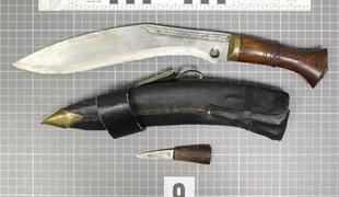 Policija išče lastnike dveh bodal in dveh mačet #foto