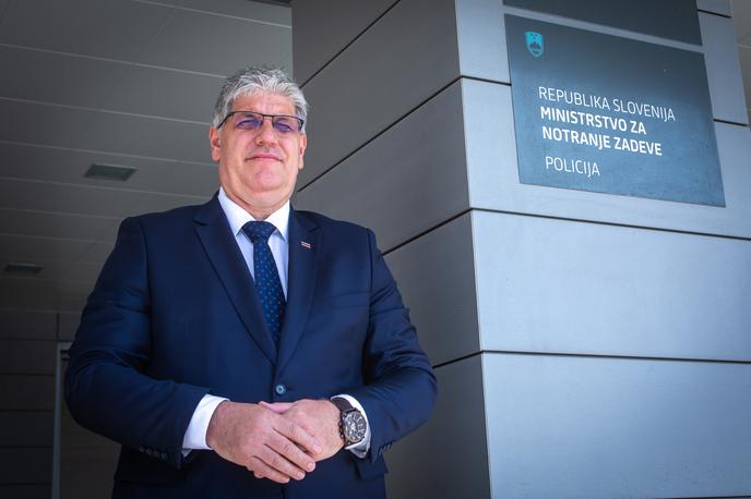 Boštjan Poklukar | Na ministrstvu za notranje zadeve so očitke predstavnikov sekcije za urgentno medicino in predstavnikov sekcije reševalcev v zdravstvu večkrat zanikali. Poudarili so, da so vse zahteve stroke upoštevali v največji možni meri. Na očitek, da izbrana helikopterja nimata dovolj prostora za oskrbo glave z vseh strani, je vodja letalske policijske enote Dejan Kink odgovoril, da proizvajalec Leonardo izpolnjuje standard EN 13718, ki je določen za helikoptersko nujno medicinsko pomoč, kar izkazuje s certifikatom. | Foto Gaja Hanuna