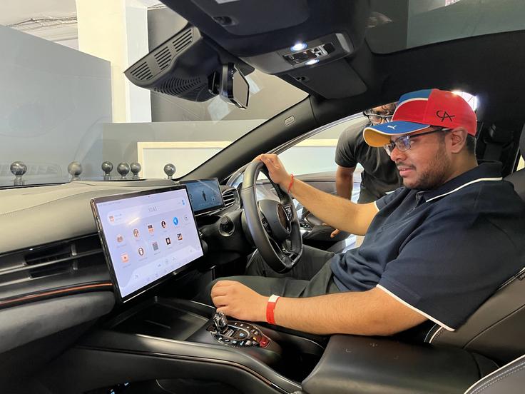 Pohod kitajskih avtomobilov na afriško celino: na fotografiji vidimo Južnoafričana v kitajskem električnem avtomobilu znamke BYD. | Foto: Guliverimage