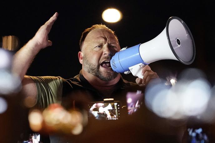 Alex Jones | Desničarski teoretik zarot Alex Jones pravi, da je Trumpov privrženec, a da ga je Trump z zamislijo o pridružitvi Britanski skupnosti narodov razkuril. Jones Trumpu, če se bo uklonil globalistom v rdečih suknjičih (rdeče suknjiče so nosili britanski vojaki v času ameriške osamosvojitvene vojne, op. p.), grozi celo s ponovitvijo ameriške revolucije. | Foto Guliverimage