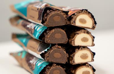 Hrustljave, kremaste in brez slabe vesti: nove proteinske ploščice osvajajo Slovenijo!