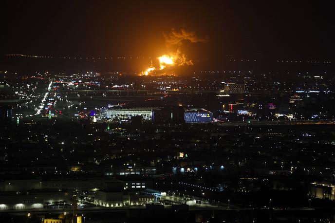 Džeda eksplozija F1 | Ogenj in dim po raketnem napadu na rafinerijo v bližini dirkališča. | Foto Guliver Image