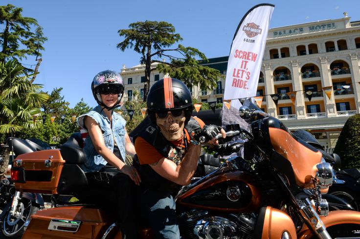 Tokratni zbor ni le umetniška predstava preteklih in zdajšnjih mojstrov znamke Harley-Davidson, ampak tudi testament ustvarjalnosti lastnikov, ki vedno znova dokažejo, da znajo kultno klasiko predelati ali vsaj prebarvati na okusen način – takšen, ki nosi zgodbo. Običajno je ta takšna, da še dodatno poudarja življenjski stil, osebnost voznika ali pa le poveličuje navidezno brezskrbnost tistih, ki te motocikle vozijo. | Foto: Klemen Korenjak