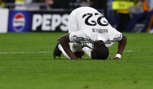 Antonio Rüdiger po operaciji kolena že končal sezono, prejel pa je tudi kazen