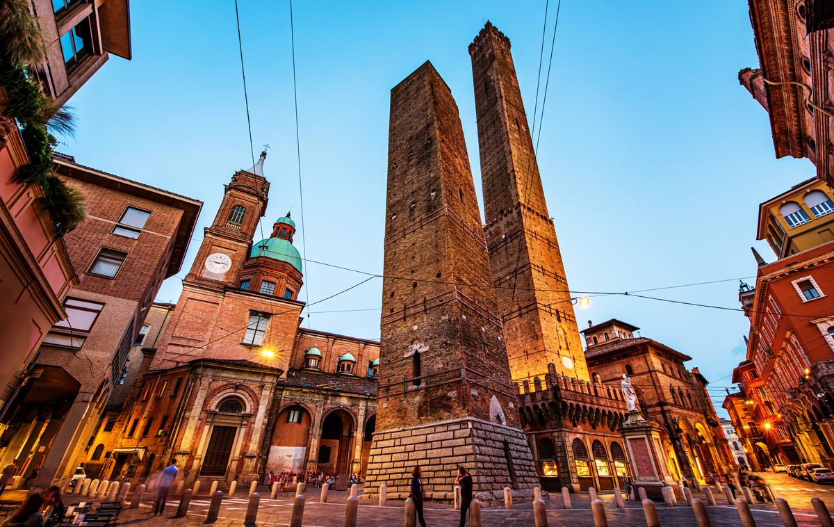 Garisenda, Bologna | Srednjeveška dvojčka Garisenda in Asinelli – drugi je višji in manj nagnjen. | Foto Shutterstock
