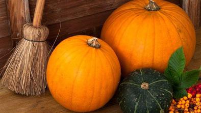 Pisana jesen pred vhodnimi vrati