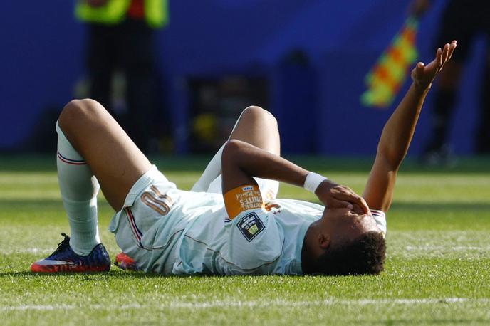 Kylian Mbappe | Kylian Mbappe je proti Maroku dosegel zadetek in podajo, nato pa obležal v bolečinah in zapustil igro. | Foto Reuters