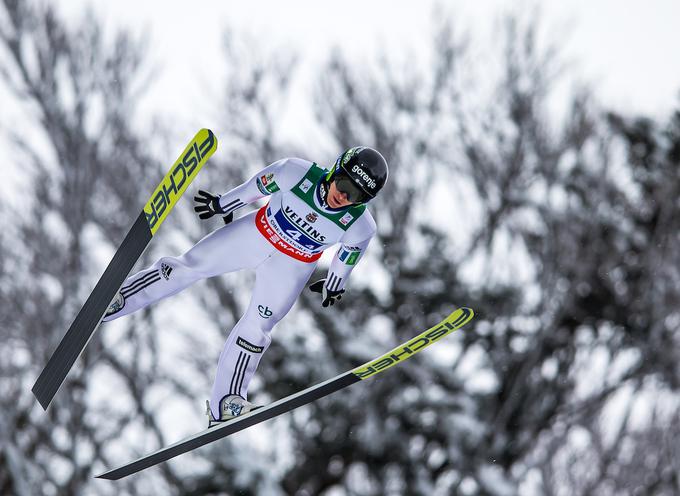 Peter Prevc se počasi, a vztrajno dviguje. | Foto: Sportida
