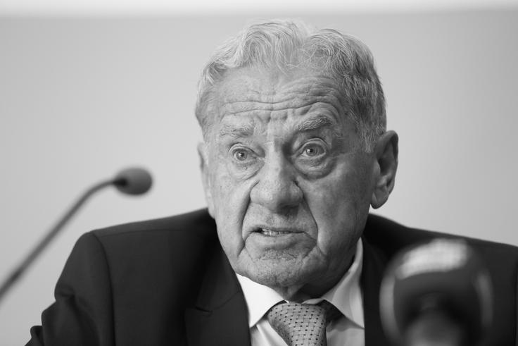 V Beogradu je 4. oktobra 2025 v 88. letu starosti umrl Milan Mandarić. Ameriški poslovnež srbskega rodu je bil vse od konca sedemdesetih let dvajsetega stoletja povezan z nogometom. Najprej je vlagal v klube v ZDA, nato pa ga je pot vodila v Evropo. Začel je v Belgiji in Franciji, nadaljeval pa v Angliji. V Sloveniji je najprej sodeloval s Koprom, leta 2015 pa postal prvi mož ljubljanske Olimpije in zmaje po 21 letih popeljal do naslova državnih prvakov. Zeleno-beli so bili dvakrat prvaki, trikrat pa pokalni zmagovalci. | Foto: Aleš Fevžer