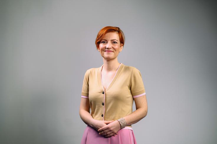 Ministrica za kulturo Asta Vrečko je v Spotkastu odgovorila tudi na vprašanje, zakaj se je odločila javno spregovoriti o smrti svojega očeta, ki je na svoj 40. rojstni dan naredil samomor. Takrat je imela šest let, njena sestra pa eno. | Foto: Jan Lukanović