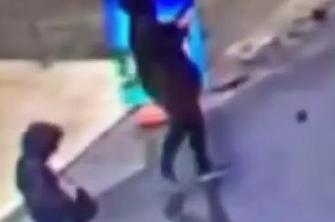 Ubili oboroženi ženski, ki sta streljali na policiste (video)