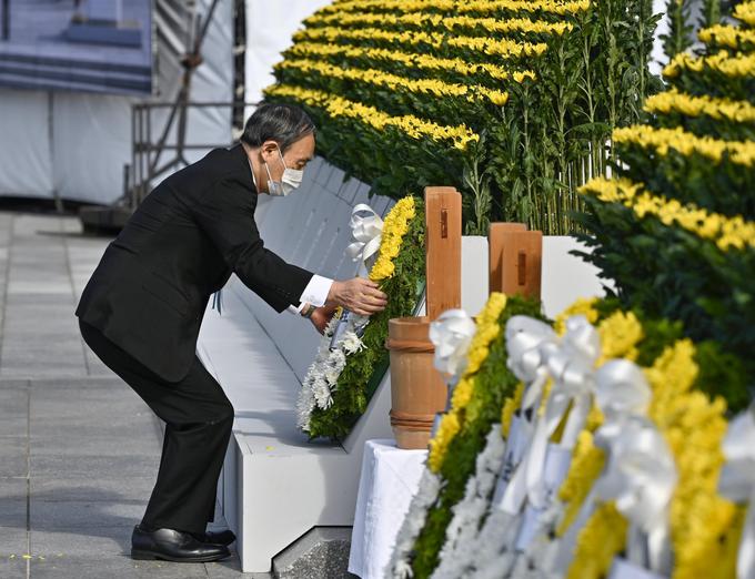 Japonski premier Yošihide Suga polaga cvetje v spomin na 76. obletnico napada na Hirošimo.  | Foto: Reuters