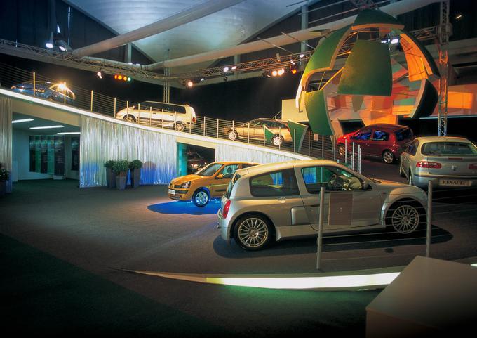 Na razstavišču ljubljanskega avtomobilskega salona se je spomladi leta 2001 bohotil tudi renault clio V6, ki ga je pozneje za svoje službeno vozilo uporabljal direktor Galoustian. | Foto: osebni arhiv Bojan Prosenc