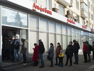 Preplah v Moskvi: Rusi dvigujejo denar z bank
