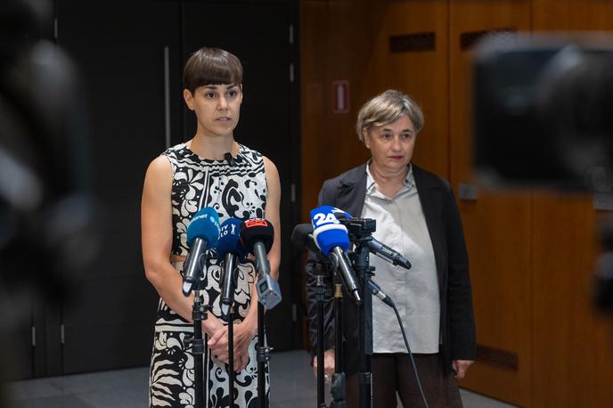 Sara Žibrat, Nataša Sukč | Po oceni poslanke Sare Žibrat iz Gibanja Svoboda je zakon revolucionaren tudi za gospodarstvo, saj ne predvideva monopola na področju proizvodnje in pridelave konoplje za medicinske namene, temveč bo za dovoljenje lahko zaprosilo vsako podjetje, ki bo ustrezalo zakonskim pogojem. | Foto STA
