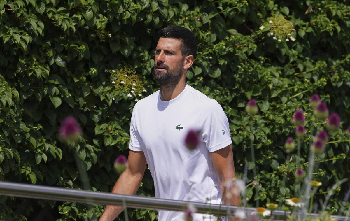 Novak Đoković | Novak Đoković se že pripravlja na Wimbledon, se pa tudi zabava na treningih. | Foto Guliverimage