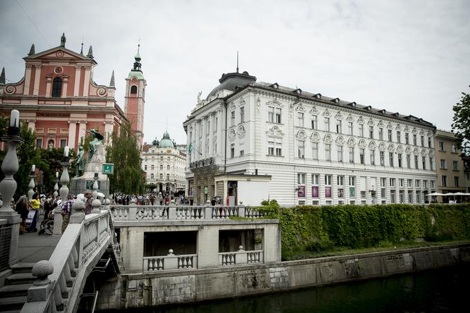 Stavba v neorenesančnem slogu, danes z naslovom Prešernov trg 5, predstavlja vzhodni zaključek osrednjega ljubljanskega trga, ki se je z njenim nastankom odprl proti Ljubljanici. | Foto: 