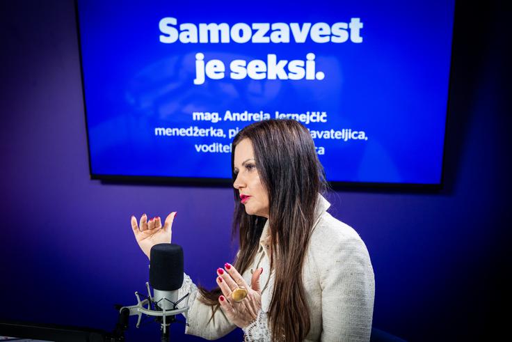 V pogovoru pove, da je samozavest zanjo predvsem disciplina: vsakodnevni rituali, notranji dialog in zavestna odločitev, da se ne umakneš ob prvem nelagodju. | Foto: Gaja Hanuna
