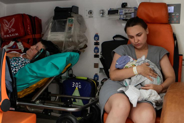 Mama z novorojenčkom | Foto: Reuters