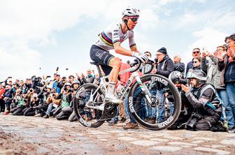Tadej Pogačar ne izgublja časa, z makadama na tlakovce Severnega pekla #video