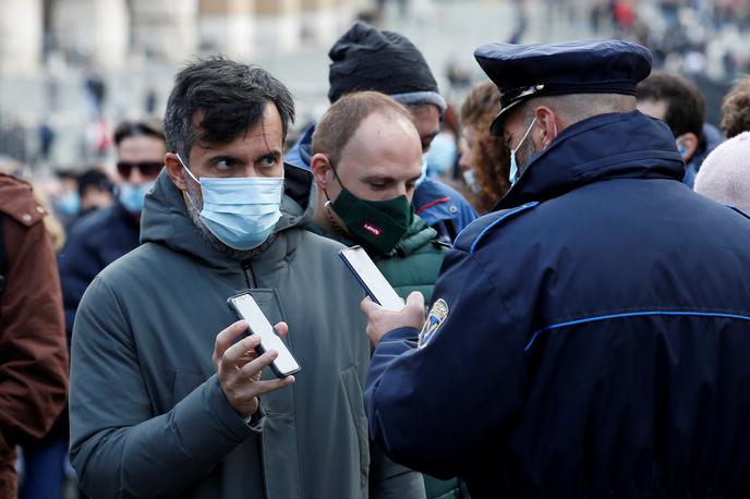 Italija | Predvidoma bodo uvedli obvezno nošenje mask na prostem, skrajšali pa bodo tudi veljavnost cepljenja z devet na šest mesecev od februarja dalje. | Foto Reuters