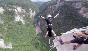 "Bungee" za najbolj pogumne: poženeš se 260 metrov v globino #video