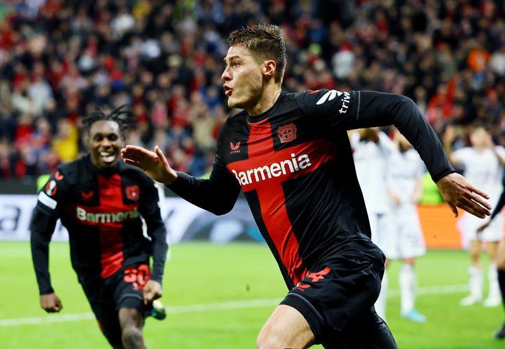 Bayer Leverkusen in Qarabag sta tekmo v Nemčiji začela z enakega izhodišča, saj sta na prvi tekmi igrala 2:2. Dolgo je kazalo, da bodo med osem napredovali igralci iz Azerbajdžana, saj so vodili že z 2:0, čeprav je bil pred drugim golom izključen Elvin Cafarkulijev. Toda Jeremie Frimpong je najprej v 72. minuti zmanjšal zaostanek, nato pa je dvakrat v sodniškem dodatku udaril Patrik Schick. | Foto: Reuters