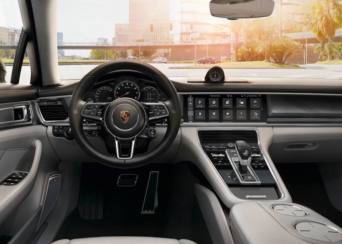 Notranjost vozila, kjer je Porscheju uspelo združiti prefinjenost, napredno digitalno zasnovo in športnost. | Foto: 