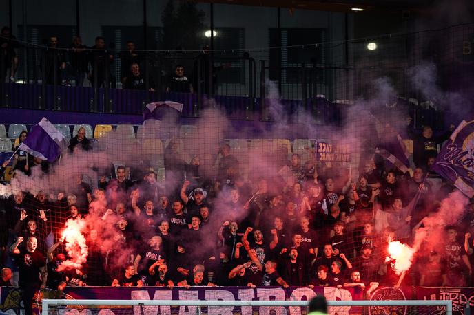 NK Maribor Viole | Štajerski klub mora zaradi nešportnega in neprimernega vedenja navijačev plačati 2500 evrov. | Foto Jure Banfi/alesfevzer.com
