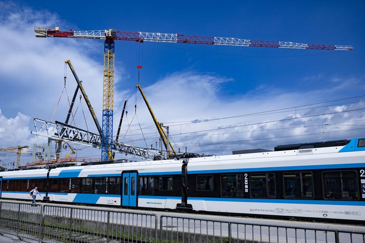 Avtobusni prevoz je primerna nadomestitev v času obsežnih gradenj in prenov na slovenskem železniškem infrastrukturnem omrežju. | Foto: Ana Kovač
